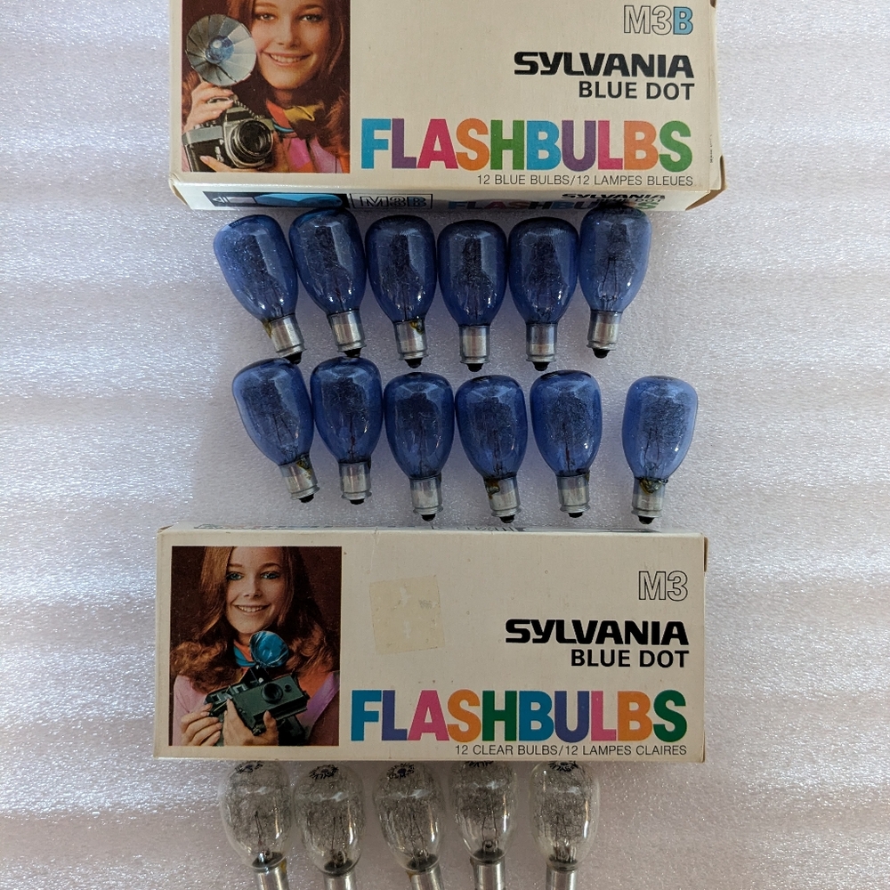 VTG Sylvania lot of 17 blue dot camera flashbulbs (12 x M3B and 5 M3) unused